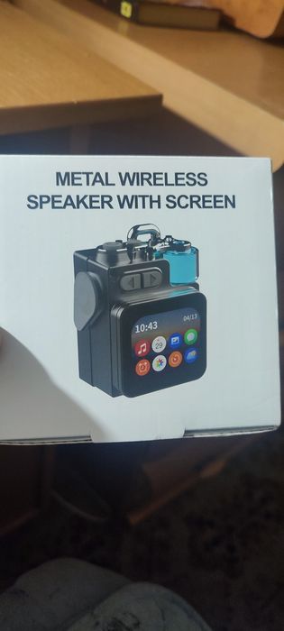 Мини блютуз колонка с сенсорным экраном.