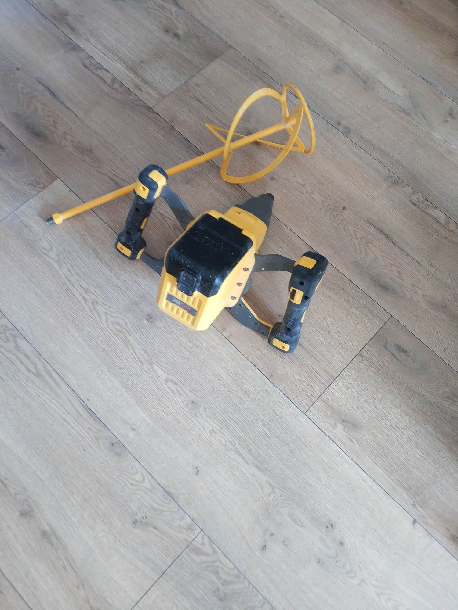 Akumulatorowe mieszadło DeWalt DCD240 wraz z świdrem