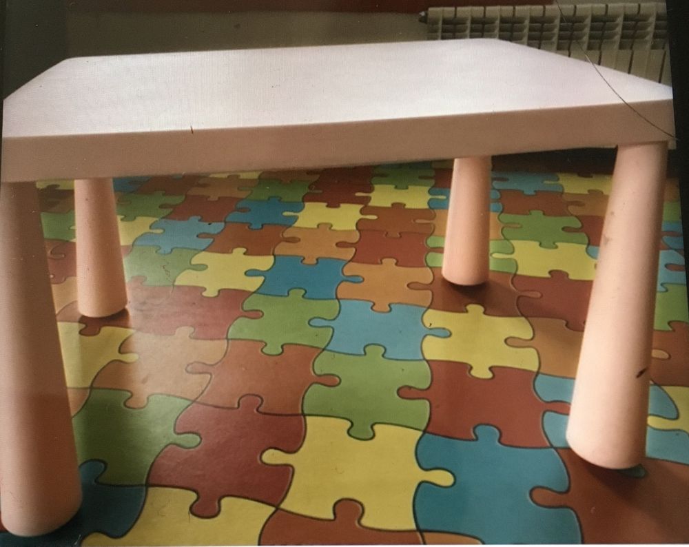 Conjunto de mesa com duas cadeiras em acrilico