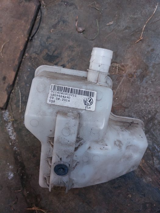 Zbiorniczek spryskiwacza pompka vw up