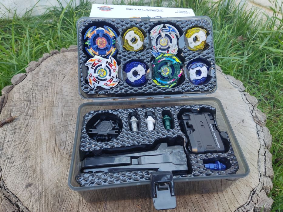 Набір Бейблейдів Beyblade X в кейсі 4 бейблейди 2 запускачі F 715