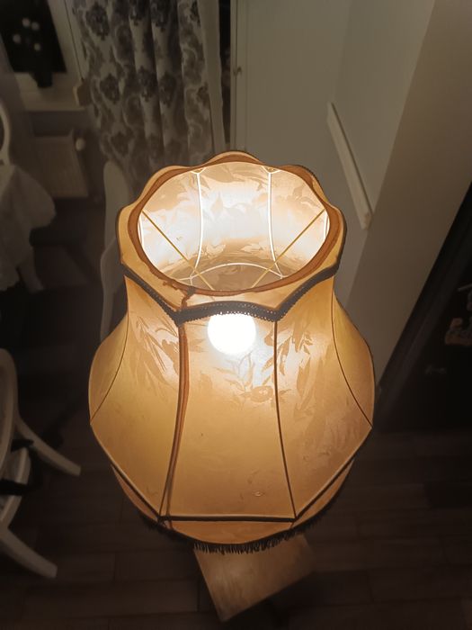 Retro lampa podłogowa z kloszem i stolikiem – vintage, lata 70/80