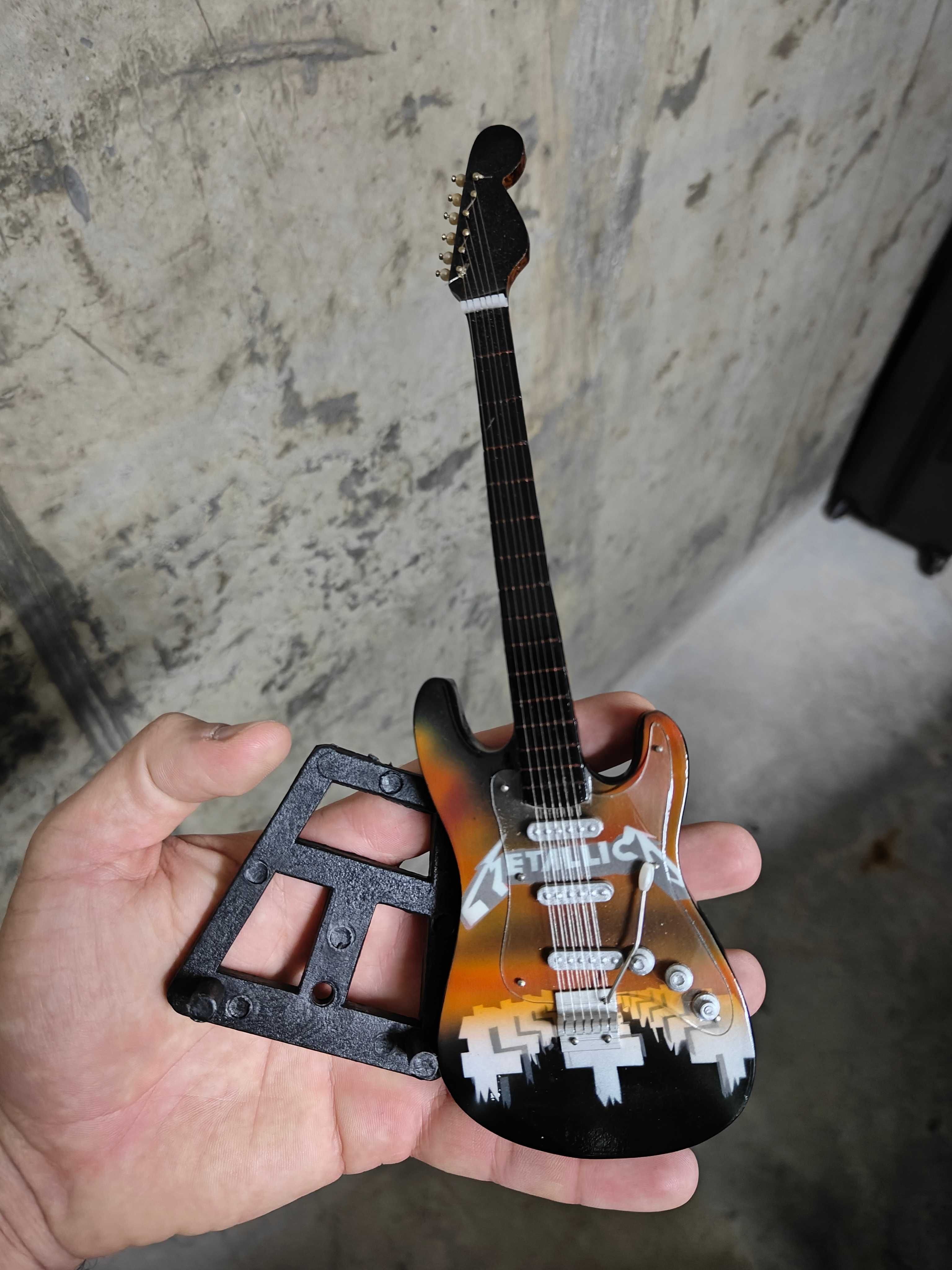 Guitarra de coleção Metallica miniatura