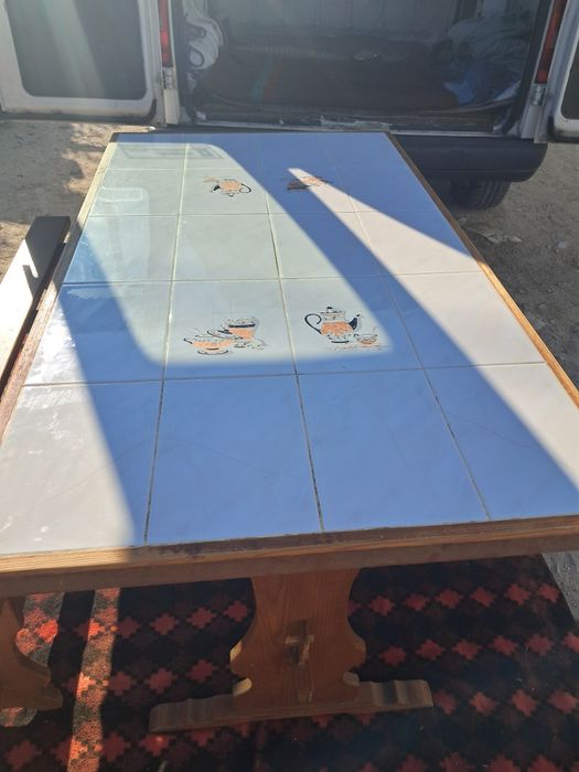 Mesa madeira com tampo azuleijos com dois bancos
