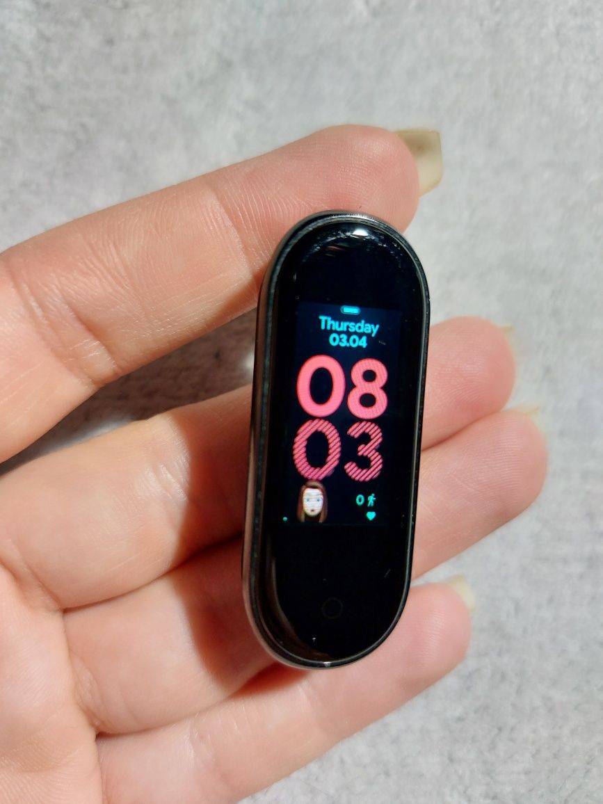 Mi band 4 z pudełkiem w zestawie dwie bransoletki i folia ochronna