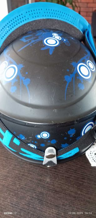 Kask narciarski z goglami i rękawiczki