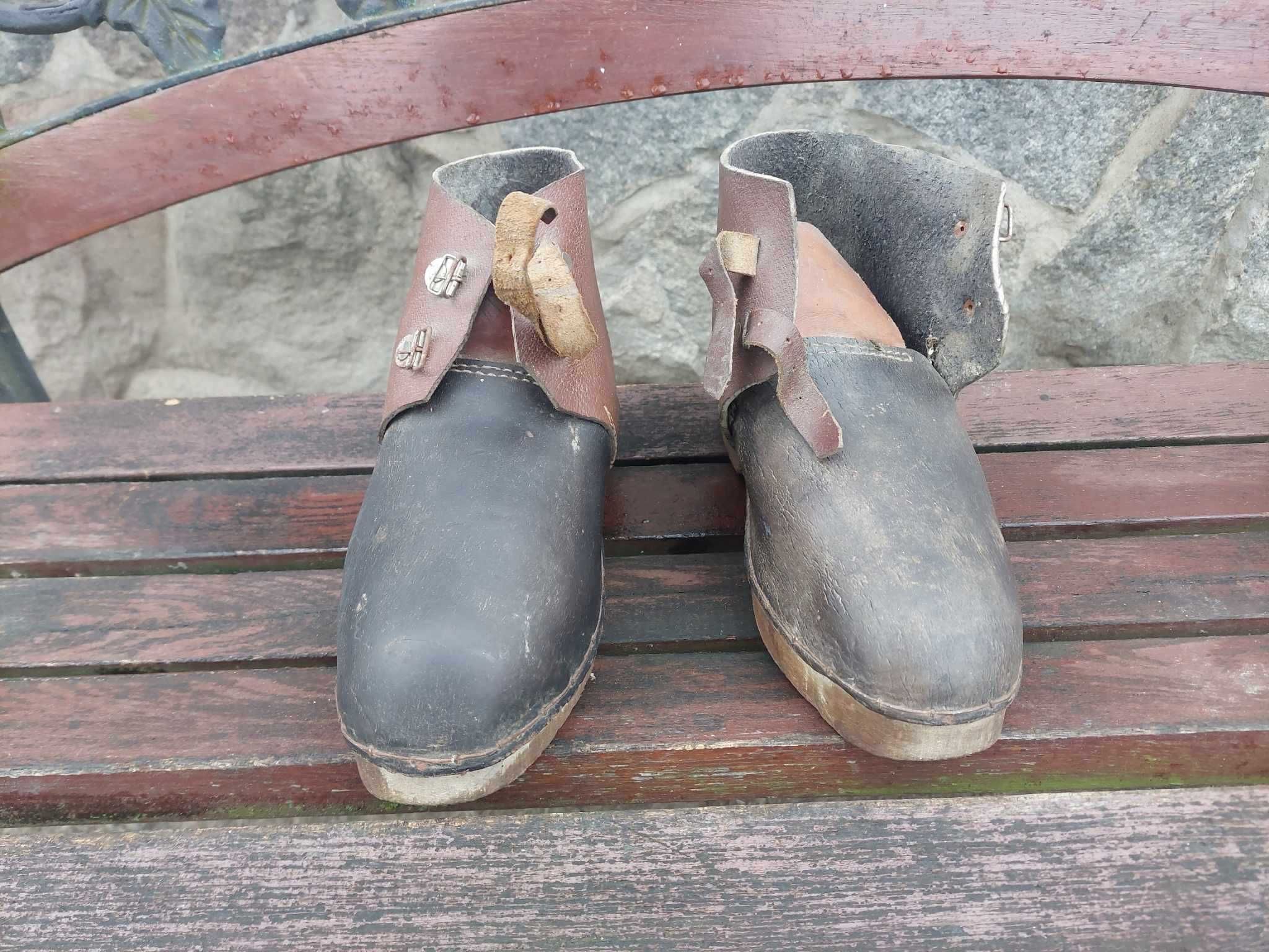 Stare buty skórzane z okresu początku PRL lub starsze.