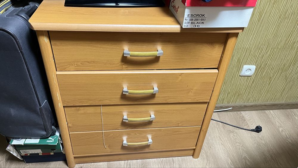 Поодається комод, крмпютерний стіл, поличка, стінка під книжки