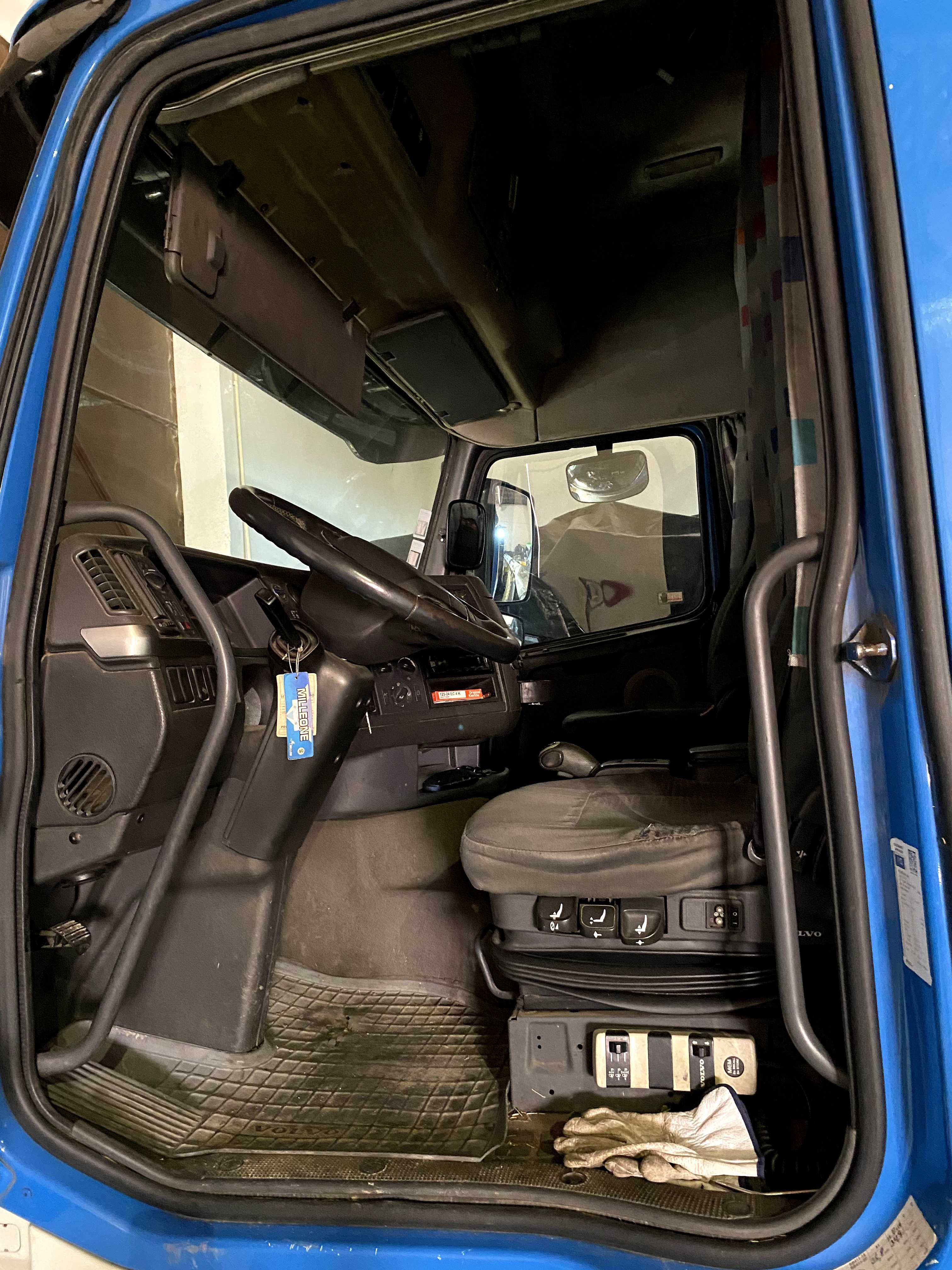 Camião VOLVO FH12