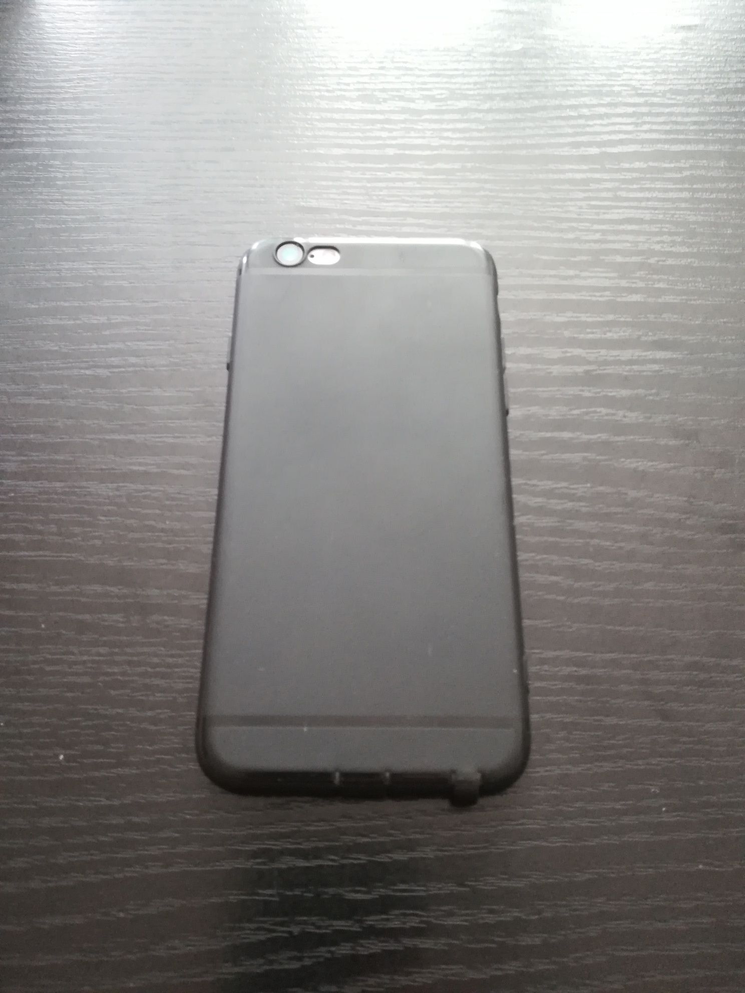 Używany IPhone 6s 32 GB, srebrny.