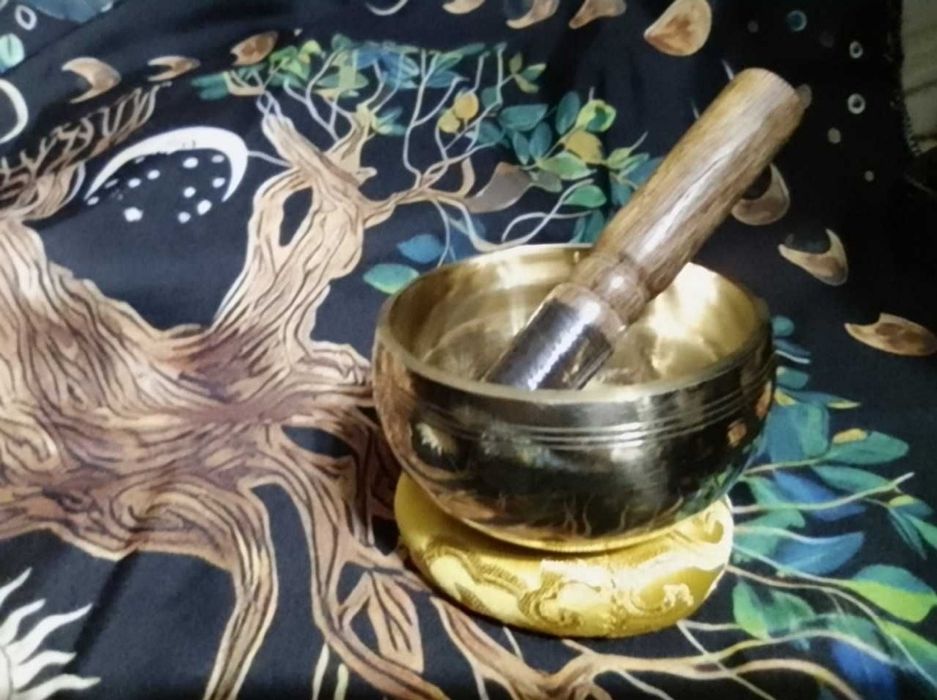 Misa tybetańska grająca gładka 8 -8.5 cm, pałka do rotacji, poduszka.