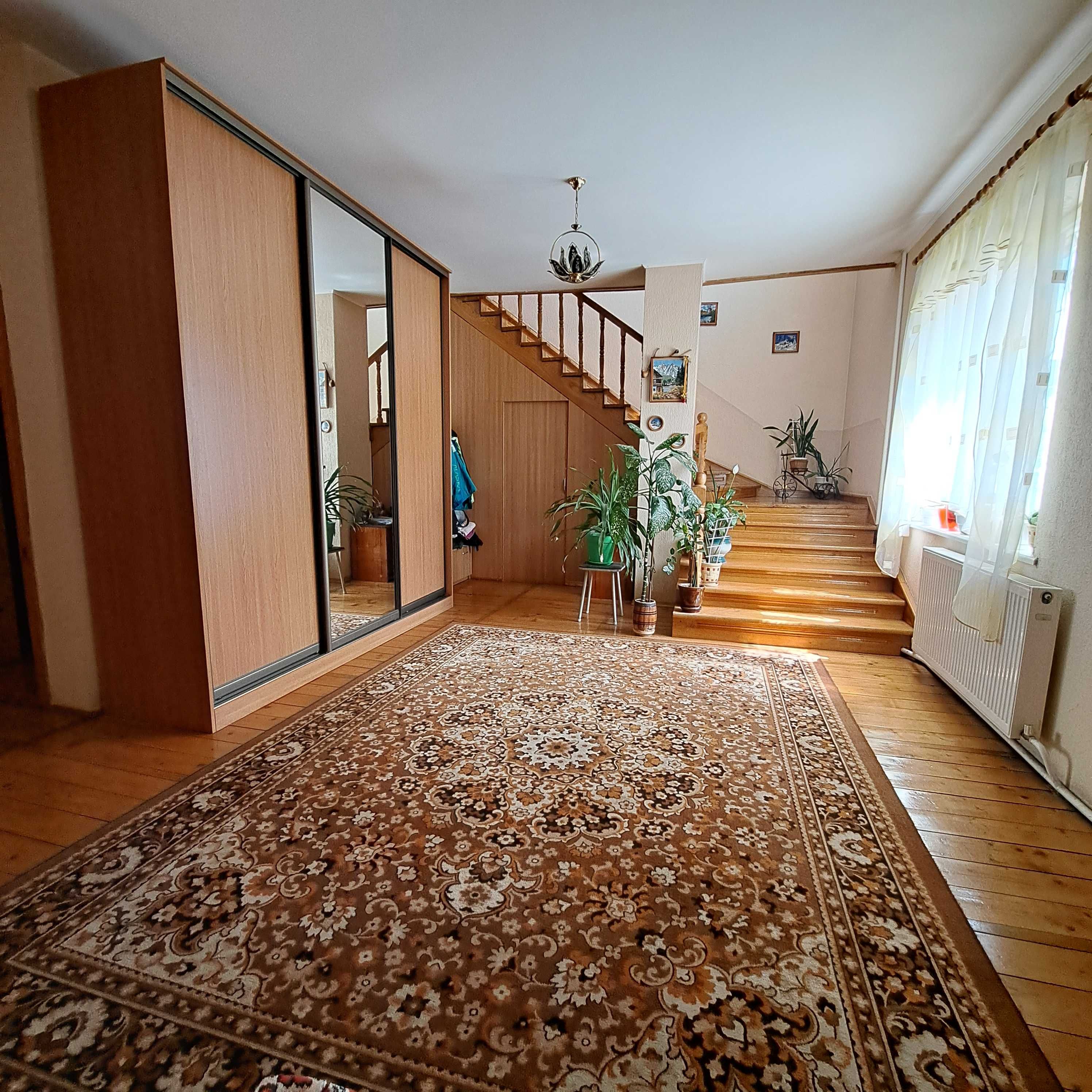 Оренда будинку з власним подвір'ям і гаражем с. Солонка