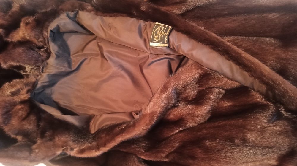 Шуба норковая с капюшоном до пят.