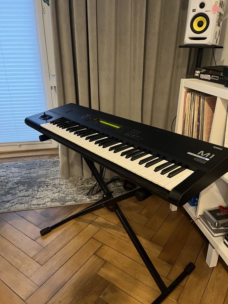 KORG M1 Syntezator - Statyw Gratis