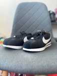 Nike Cortez – klasyczne sneakersy czarno-białe – nowe – rozmiar 42 EU