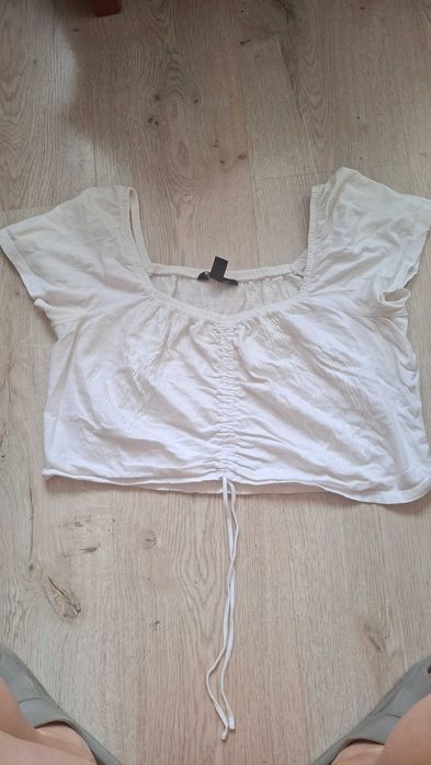 Biały crop top letni