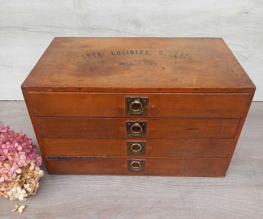 Włoska przedwojenna drewniana szafeczka z szufladami na kolekcje