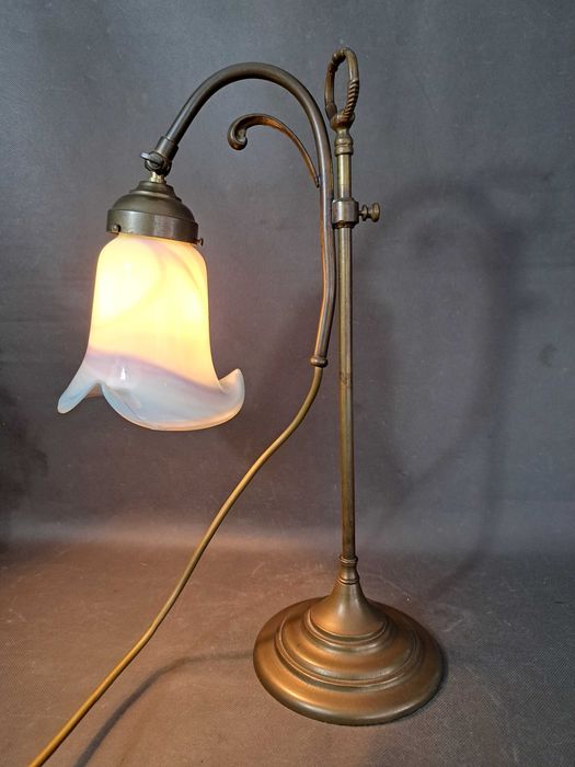 Mosiężna lampa stojąca