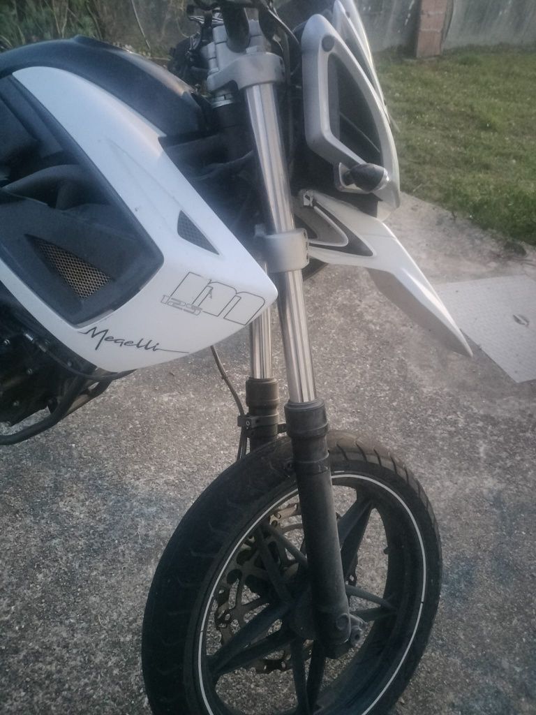 Mota 125 com alguns afazeres