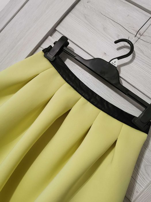 Żółta rozkloszowana spódnica neopren pianka Reserved 36