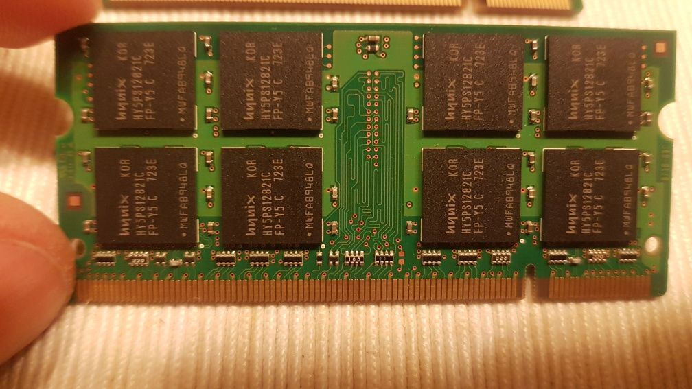 Memórias RAM 1GB e 512MB