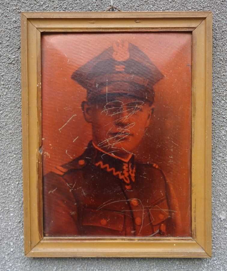 Zdjęcie polskiego żołnierza w mundurze w drewnianej ramie lata 20-te