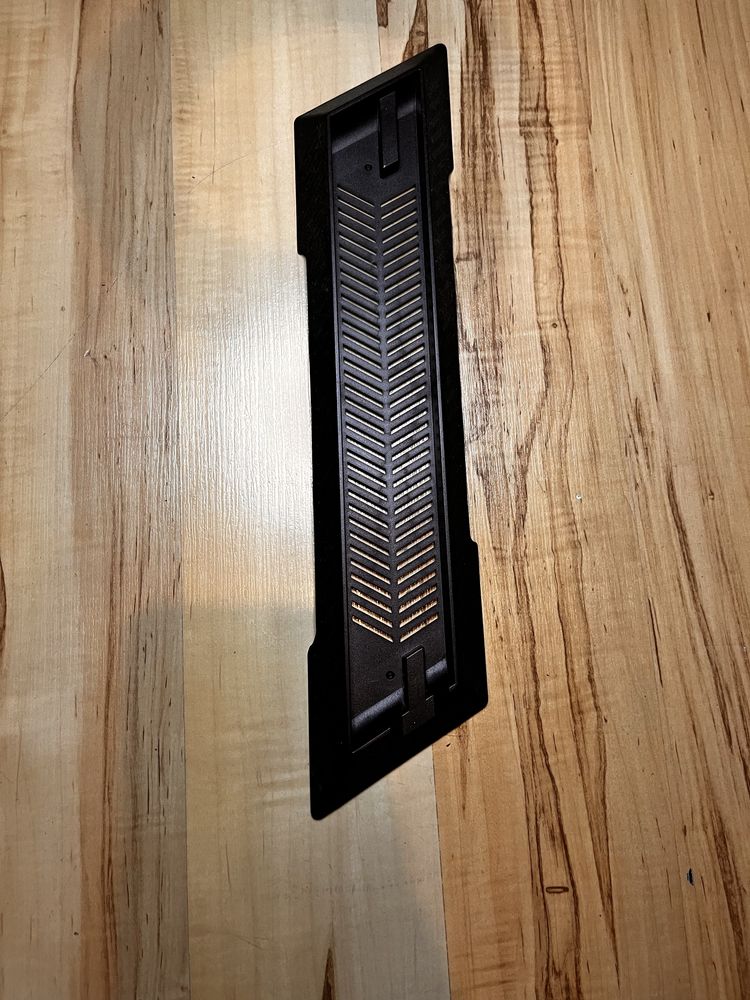 playstation 4 slim z dwoma padami dyskiem i podstawką