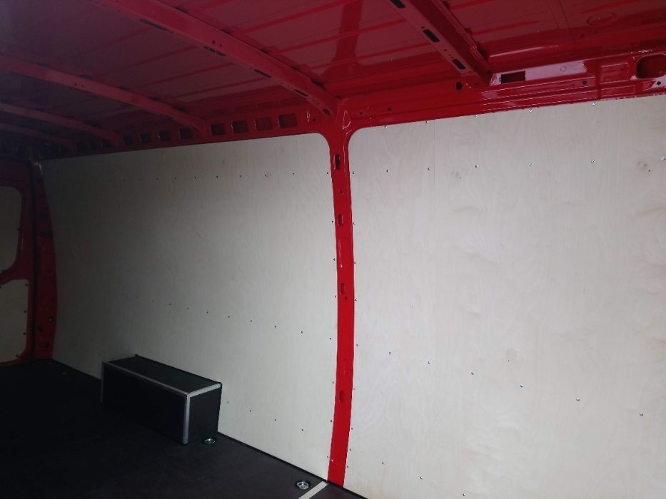 Iveco Daily L4H2 Zabudowa podłogi boków i drzwi w busie dostawczym