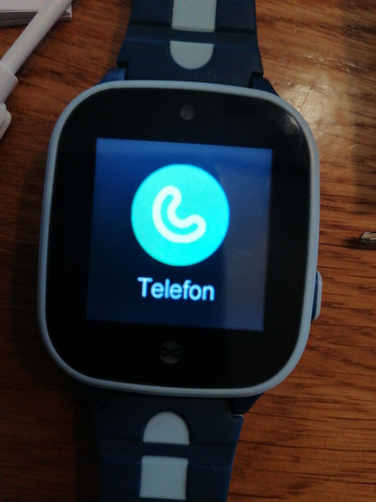 Zegarek/telefon z lokalizacją.