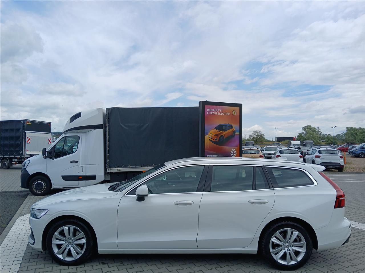 Volvo V60 oferta dealera/FV23/V60 B3 B Momentum Pro aut,LED,el.klapa,Android