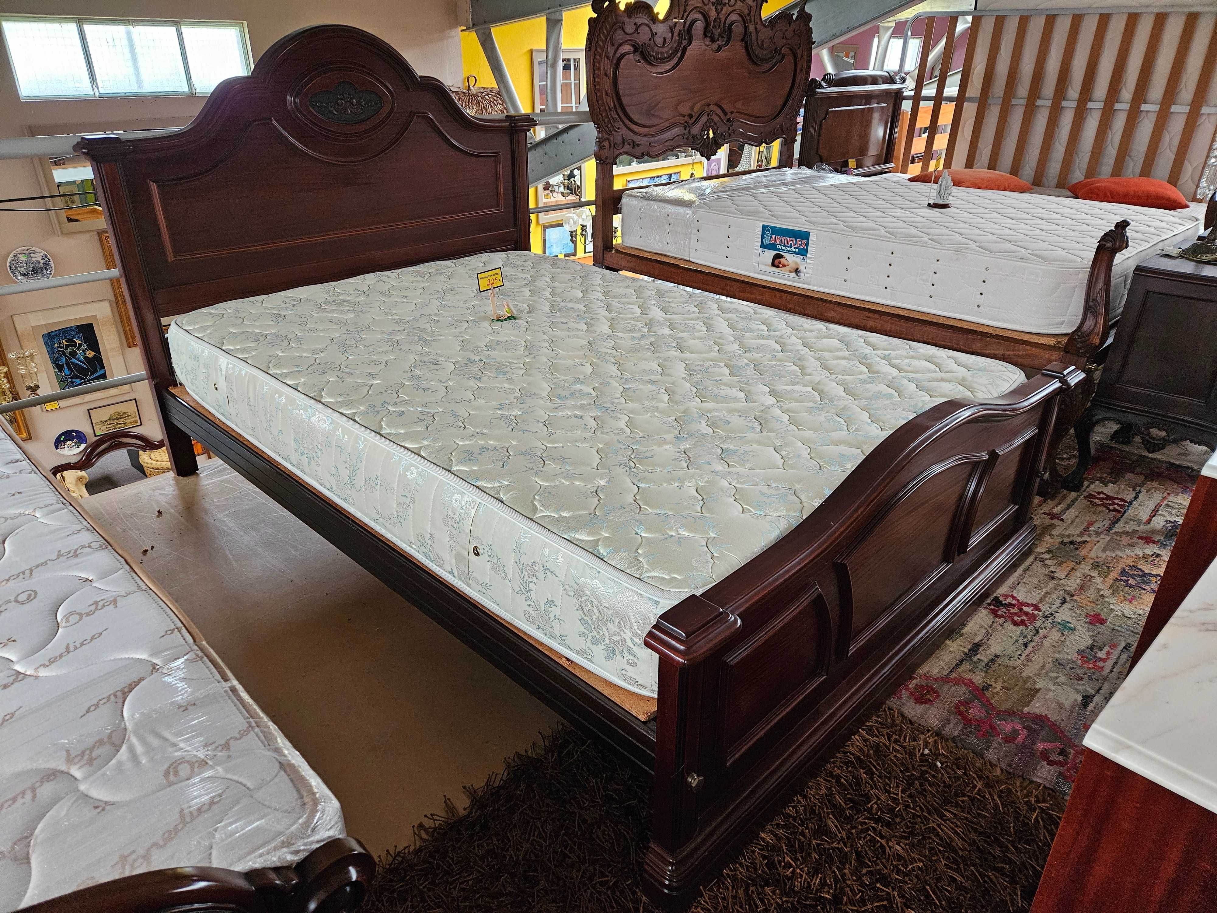 Cama em madeira maciça com estrado e colchão - Muito bom es