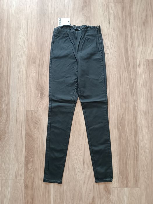 Czarne wiskozowe woskowane legginsy z wysokim stanem L 40 Pieces