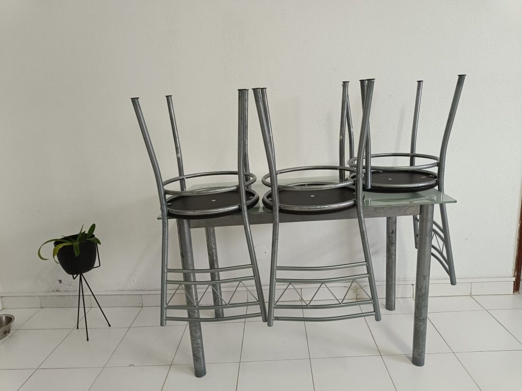 Mesa com três cadeiras