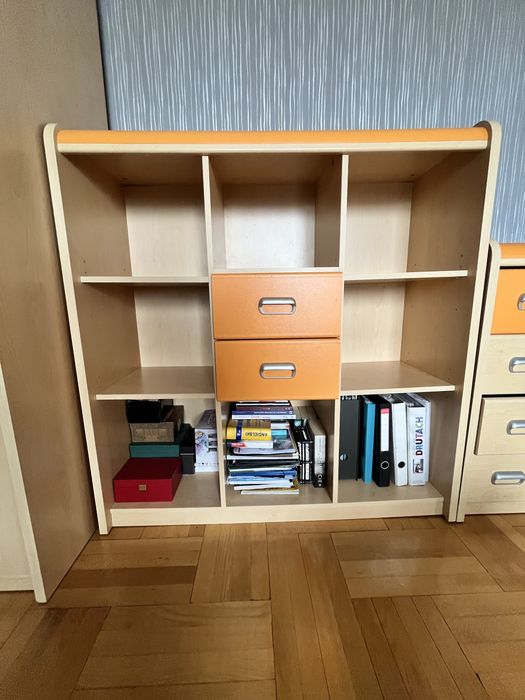 Zestaw mebli młodzieżowych – szafa, regały i komody