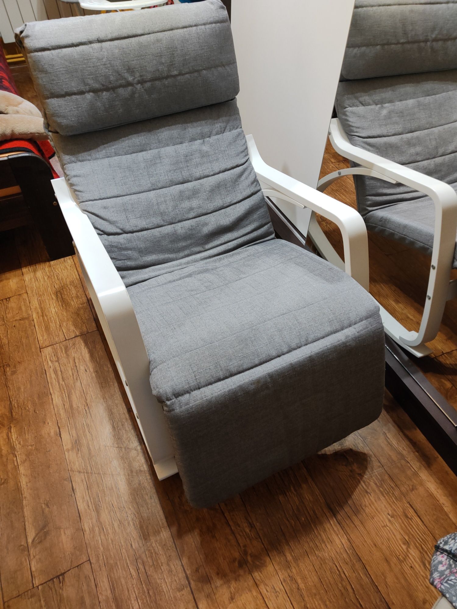 Fotel bujany z regulowanym podnóżkiem.