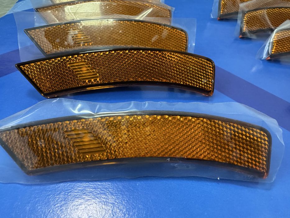 Rivian нові оригінальні катафоти PT00002118-H PT00002115-H