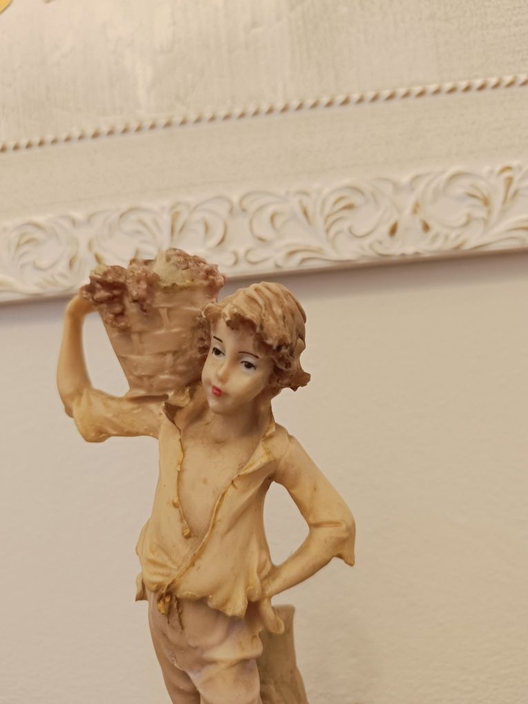 Dois potes com tampa em louça e duas estatuetas