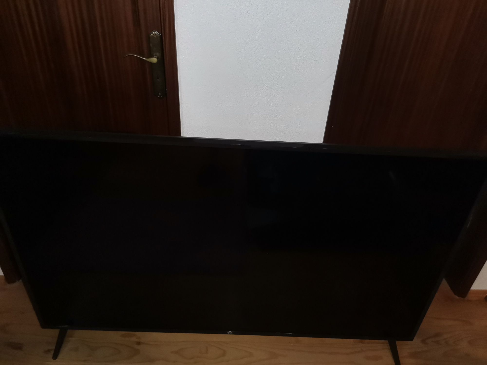 Várias smart tvs Samsung e LG