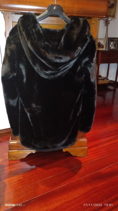 Casaco de pele com capuz novo tamanho M
