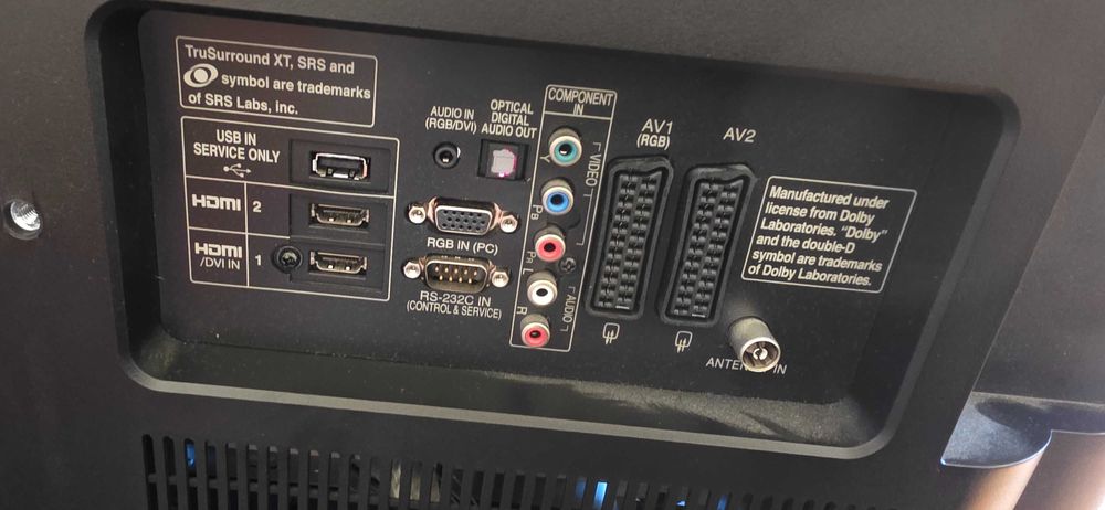 Telewizor 37 cali LG FullHD + wieszak na ścianę