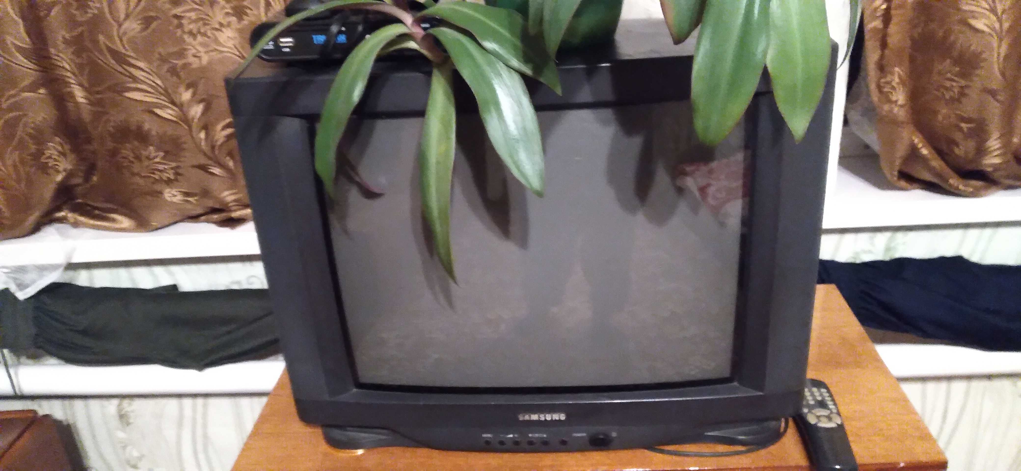 Телевизор цветной"Самсунг".