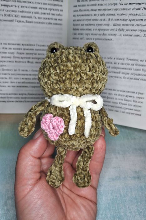 Prezent na walentynki pluszowa żabka walentynka amigurumi na szydełku