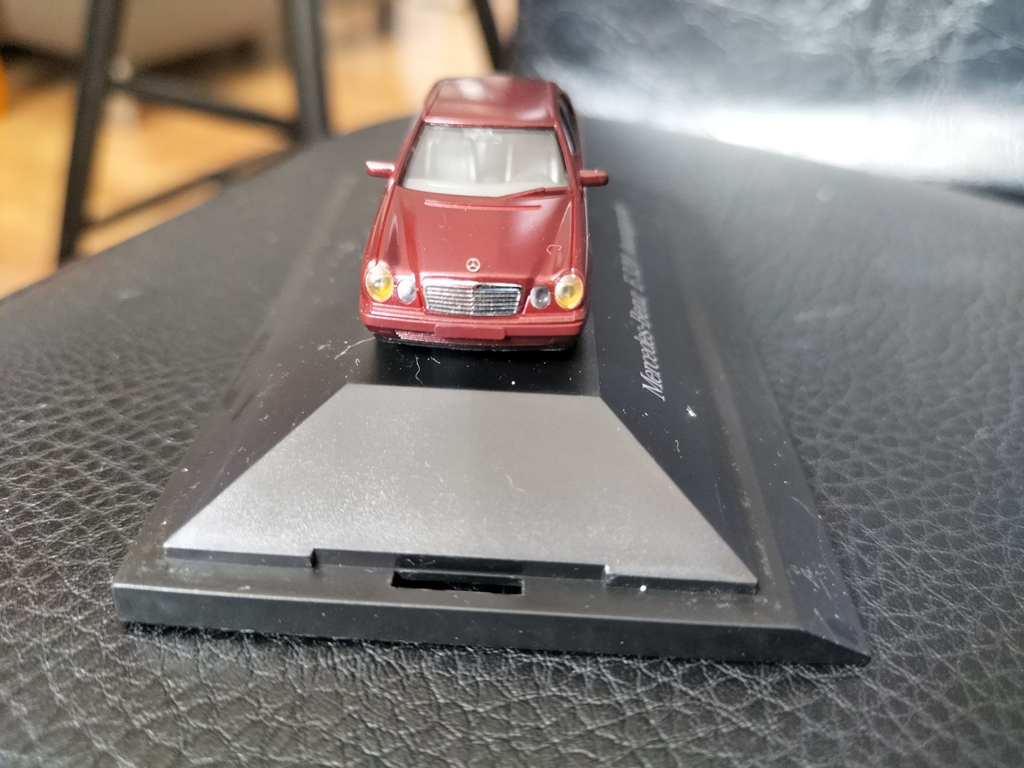 Herpa Mercedes Benz E320 Avantgerde 1:72