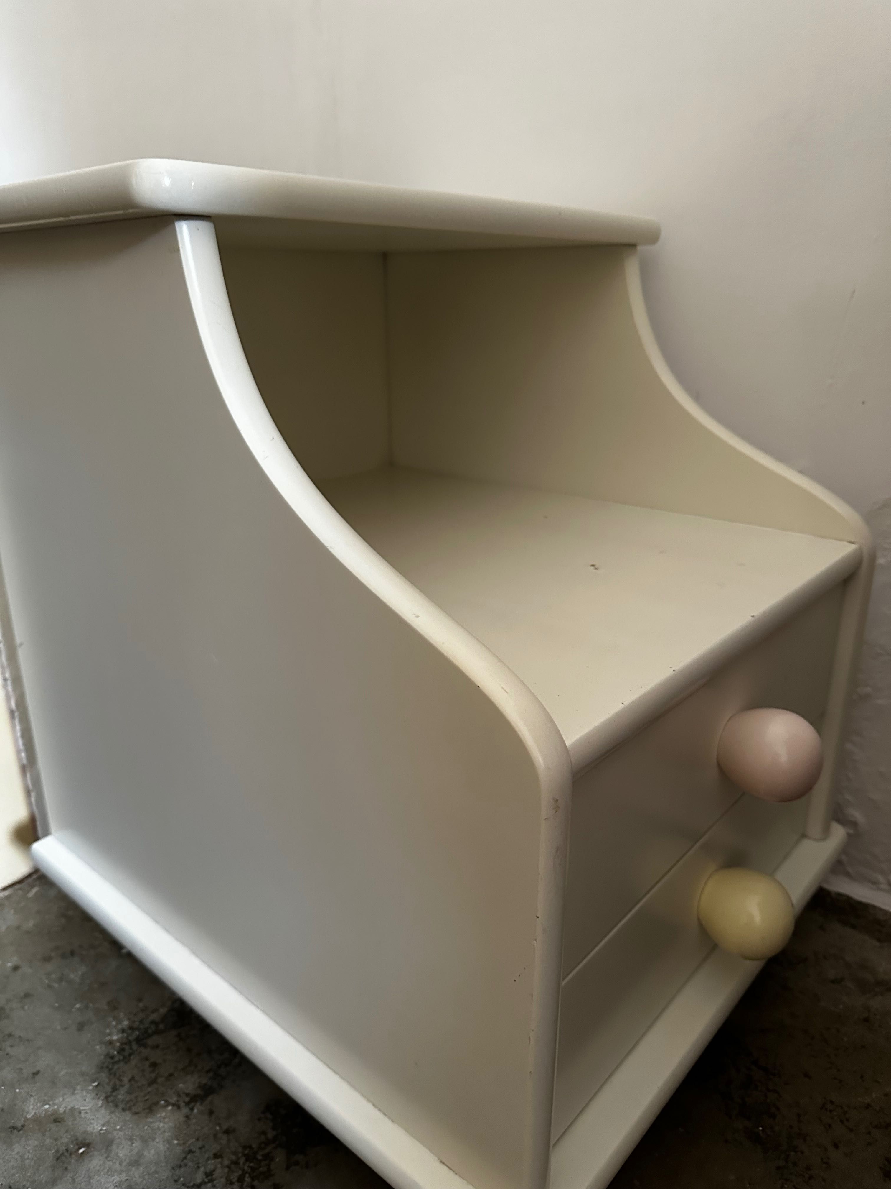 Vendo mesa de cabeceira em madeira maciça