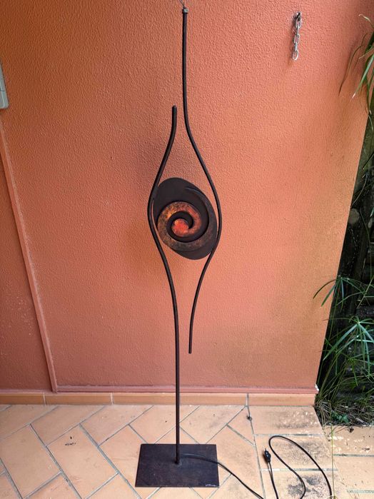 Candeeiro de pé em ferro forjado com abajour