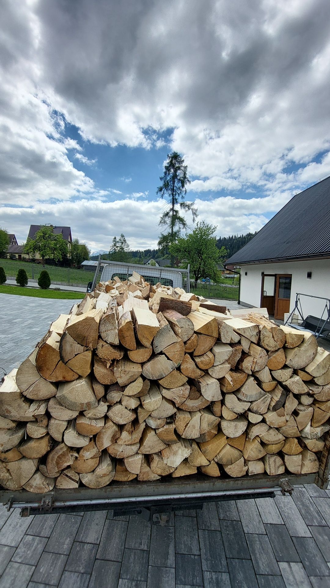 Opał świerkowy rąbany drewno kominkowe