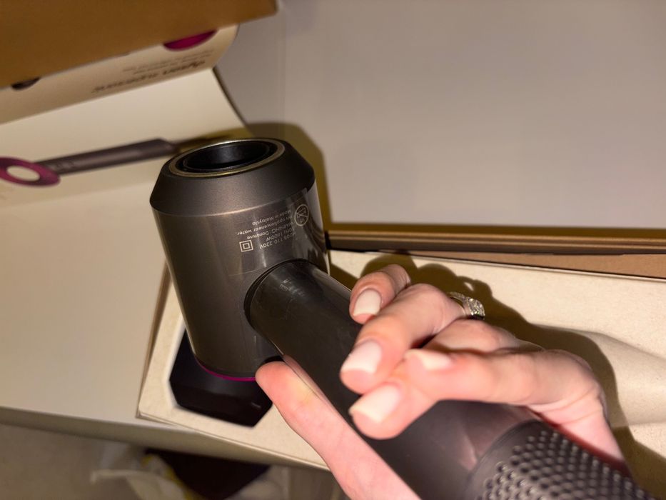 Продам фен Dyson Supersonic
Колір: Fuchsia / Iron