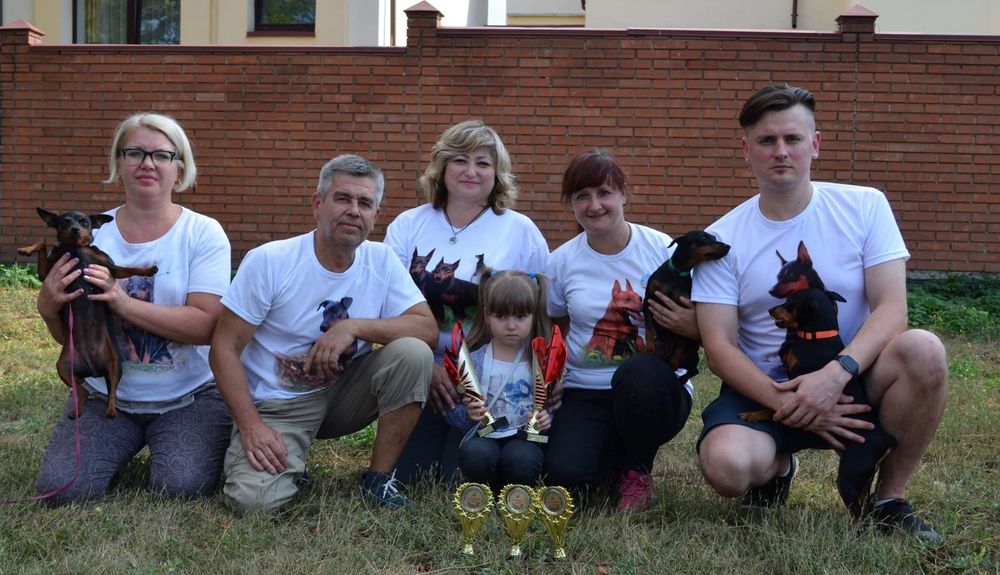 Цуценята мініпінчера з розплідника FCI-UKU