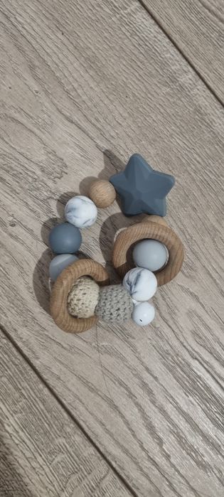 Drewniany gryzak i pluszowa grzechotka