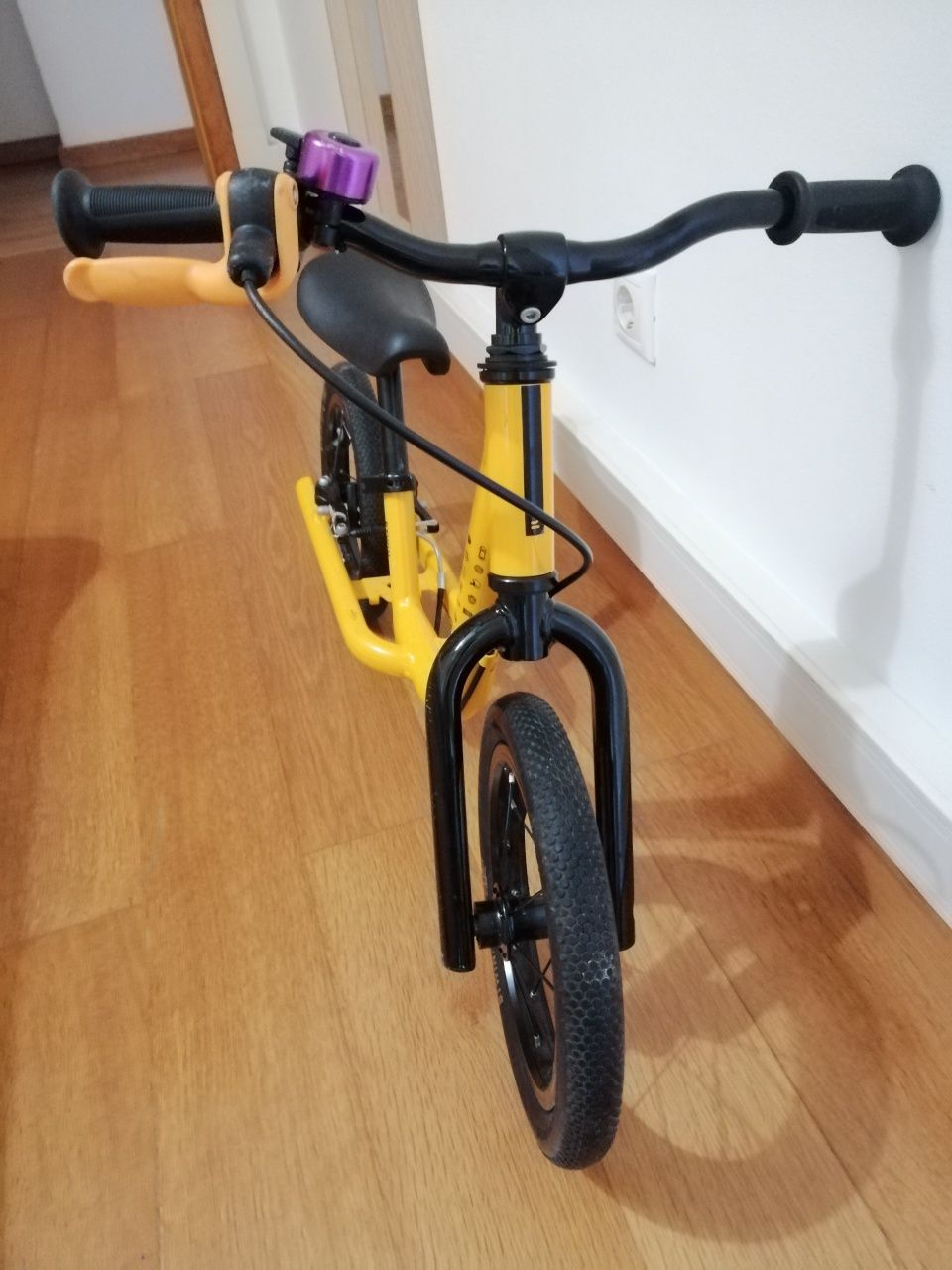 Bicicleta criança B'twin roda 12 (capacete+campainha)